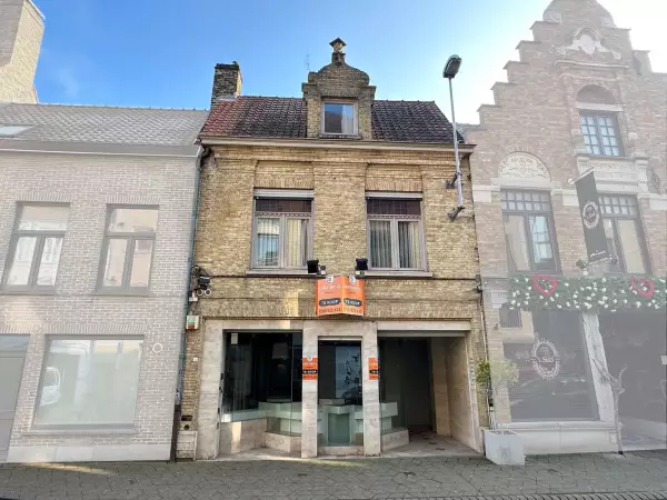 Rez-de-chaussée commercial accueillant avec appartement spacieux.