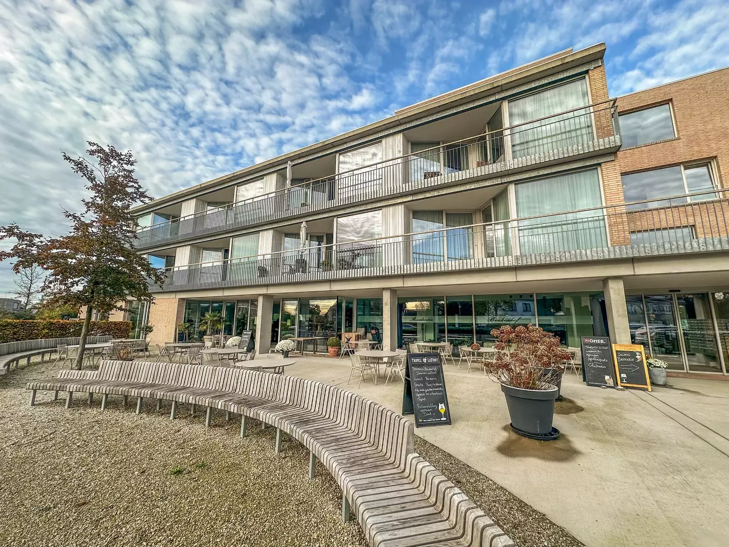 Welgelegen nieuwbouw assistentiewoning in hartje Oostduinkerke-dorp.