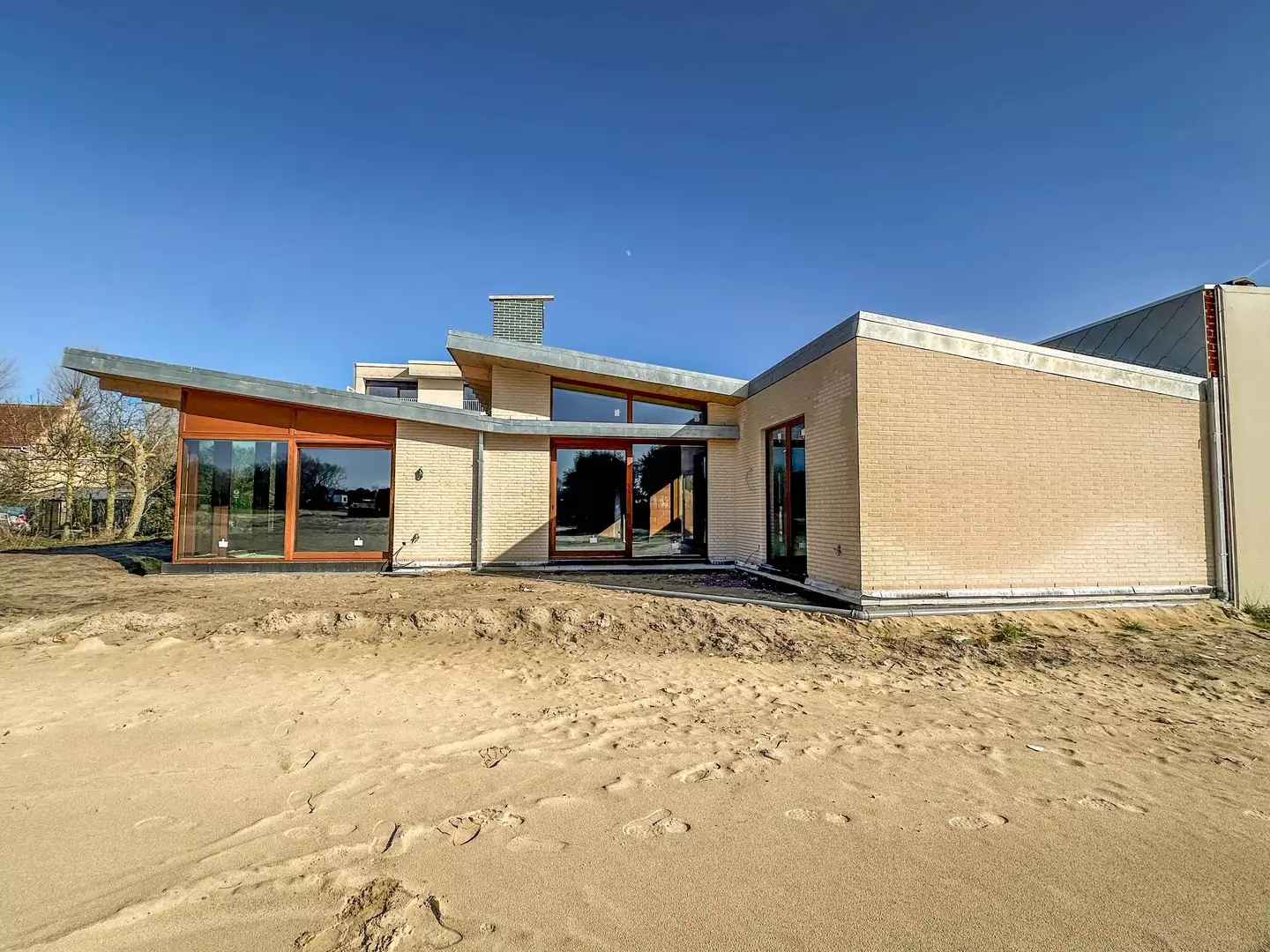 Pavillon de jardin unique, attenant aux dunes protégées.