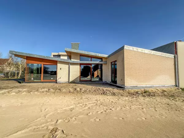 Pavillon de jardin unique, attenant aux dunes protégées.