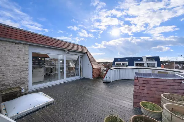 Penthouse avec quatre chambres et terrasse plein sud sur pres du chenal du port
