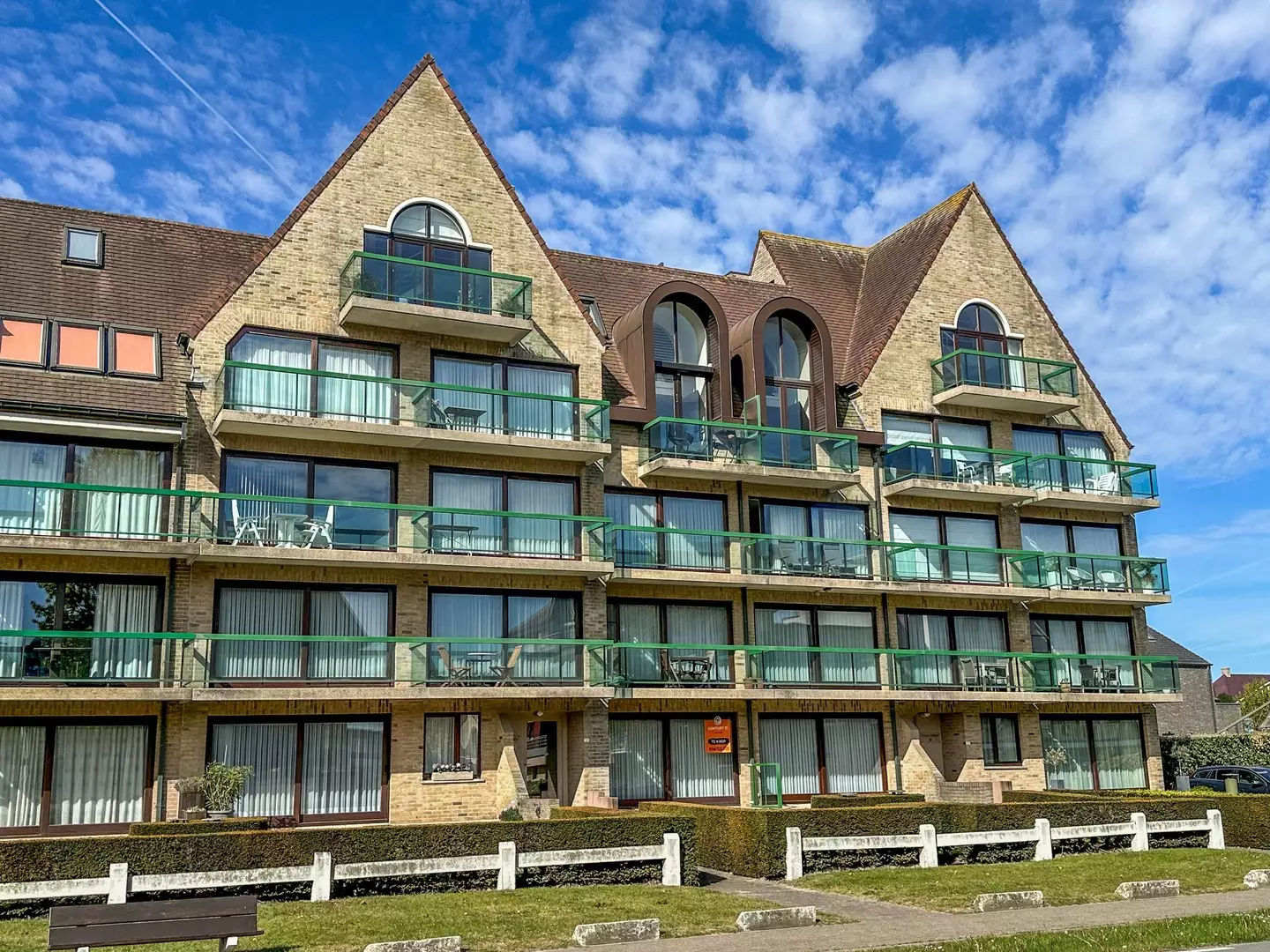 Instapklaar appartement met 2 brede zonneterrassen op een boogscheut van Oostduinkerke-bad.