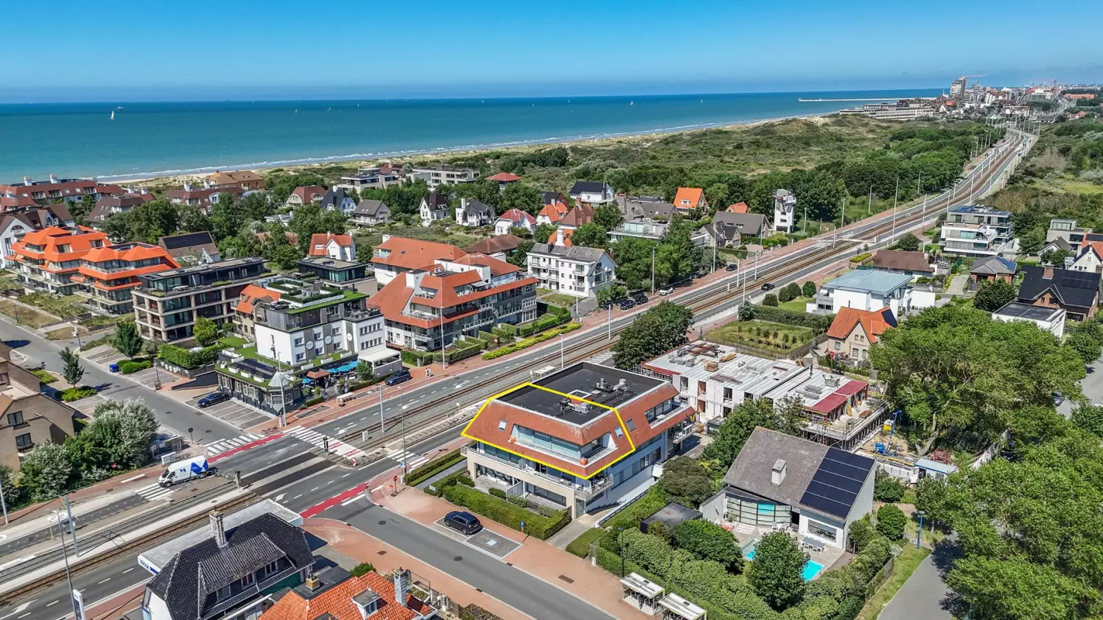 Instapklaar topappartement met royaal zonneterras kortbij zee.