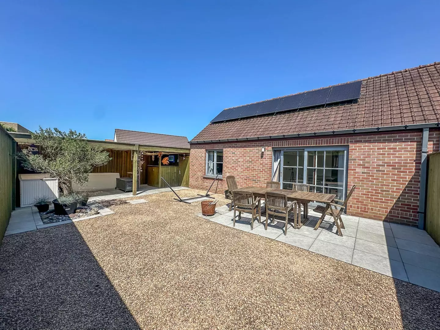 Maison de vacances bien entretenue, avec un jardin facile d'entretien et un parking.