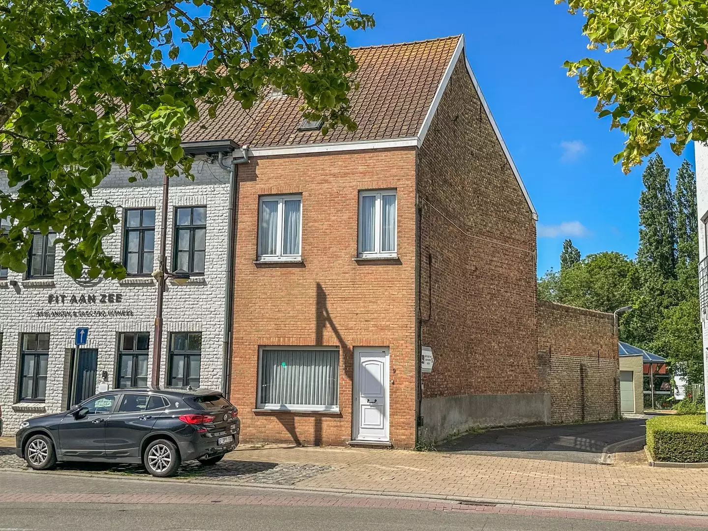 Maison mitoyenne à rénover au cœur du centre d’Oostduinkerke village.
