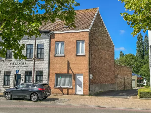 Maison mitoyenne à rénover au cœur du centre d’Oostduinkerke village.
