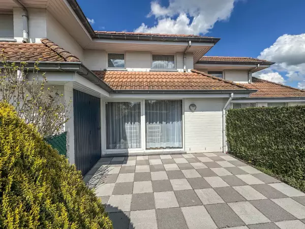 Maison jumelée avec belle terrasse, jardin et parking.