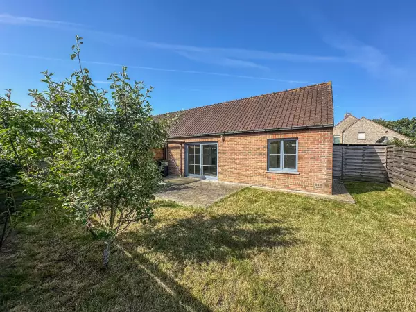 Instapklare vakantiewoning met zonnige tuin en parking.
