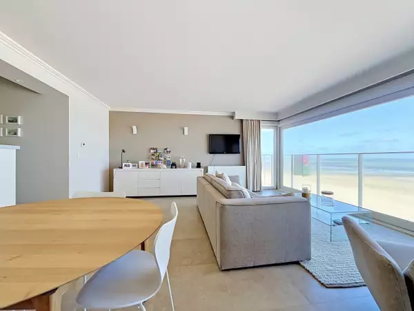 Appartement rénové avec une vue panoramique.