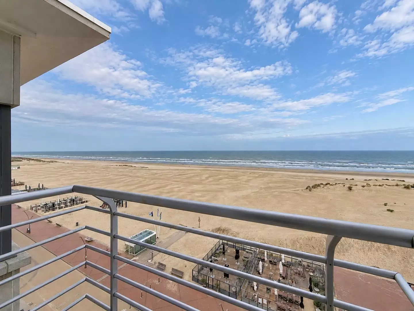 Appartement luxueusement rénové, 3 chambres et vue frontale sur la mer à Ostdunkerque