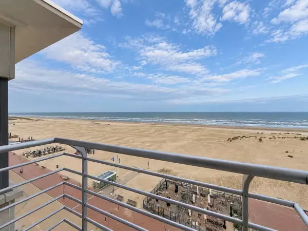 Appartement luxueusement rénové, 3 chambres et vue frontale sur la mer à Ostdunkerque